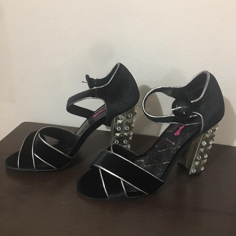 Betseyville chunky heel black sandals. New No Box
